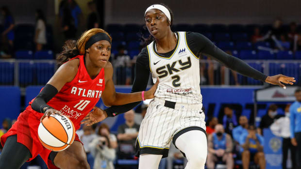 Rhyne Howard dribbles the ball against Chicago